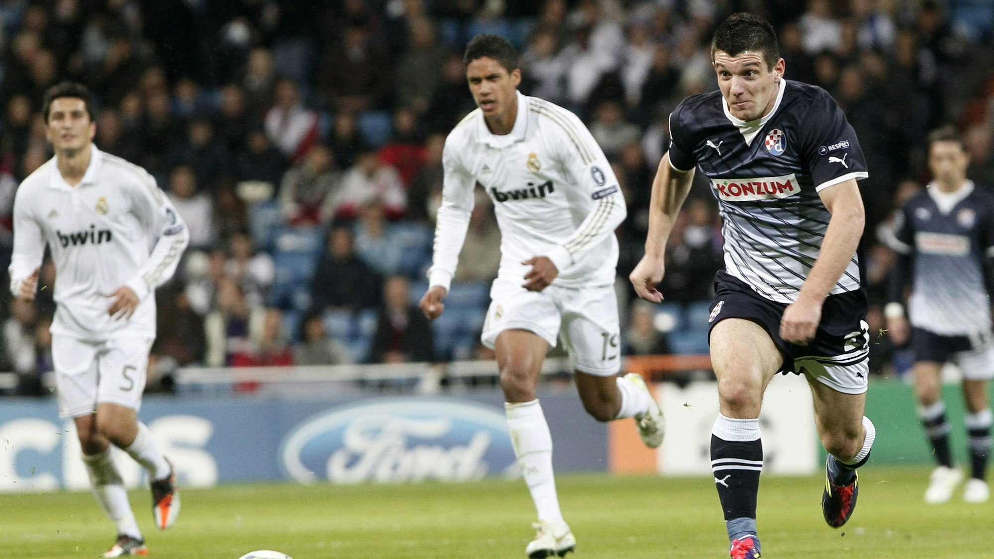 Der Kroate Nikola Pokrivac im Einsatz während des Champions-League-Spiels gegen Real Madrid im Santiago-Bernabéu-Stadion in Madrid, Spanien, am 22. November 2011.