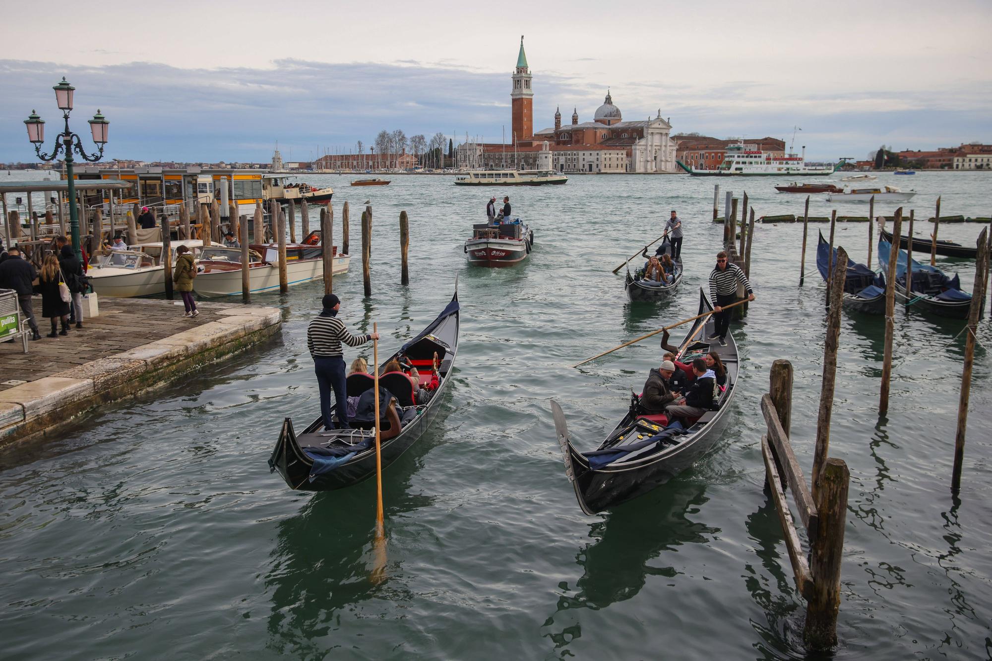 Ein großer Kanal in Venedig mit Gondel-Fähren und .