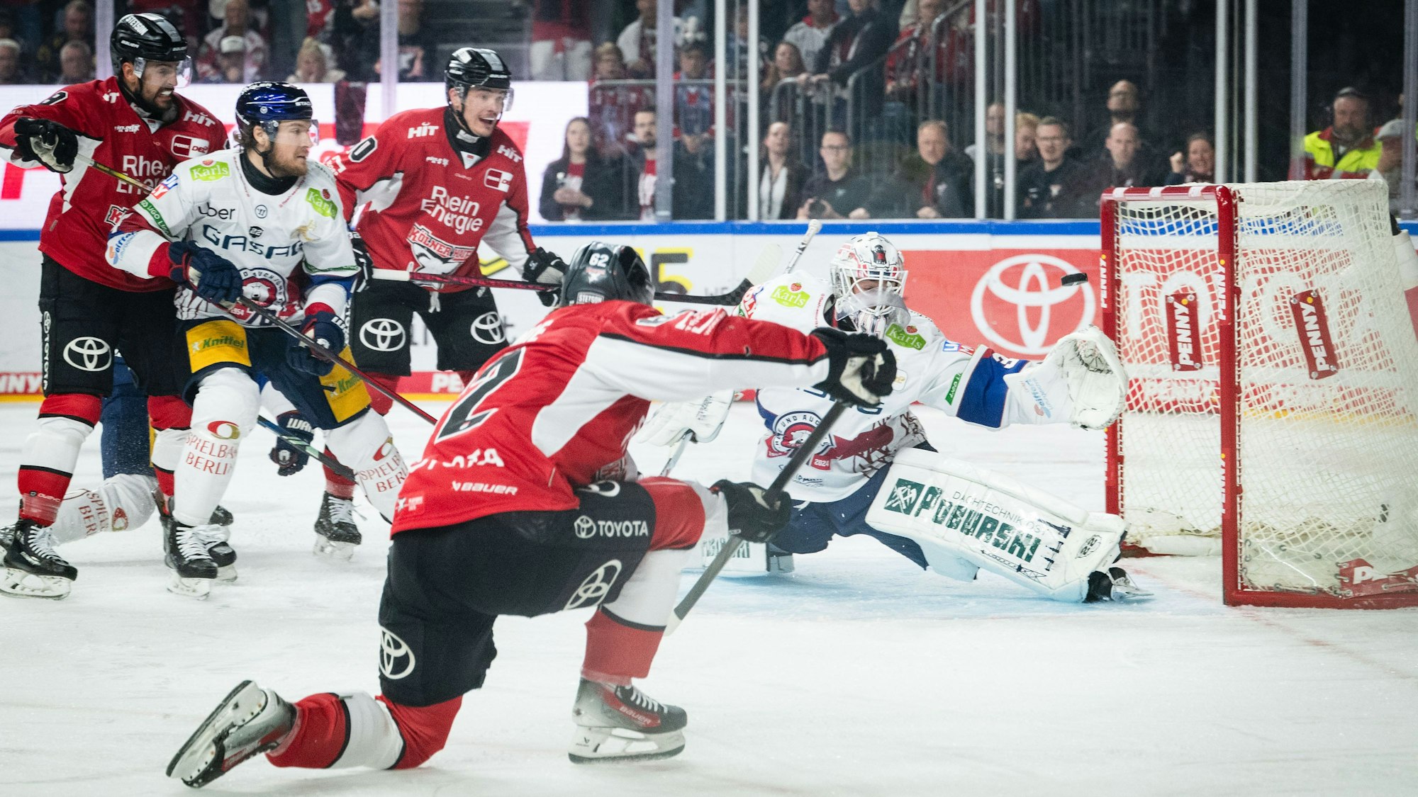 Eishockey: DEL, Kölner Haie - Eisbären Berlin, Meisterschaftsrunde, Finale, 2. Spieltag, Lanxess Arena. Kölns Parker Tuomie (2.v.r.) trifft gegen Berlins Torhüter Jake Hildebrand zur 1:0 Führung