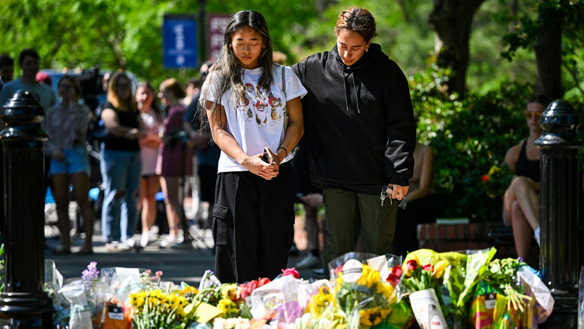 TALLAHASSEE, FLORIDA - APRIL 18: Students honor the deceased and injured students near the scene of a shooting near the Florida State University student center on April 18, 2025 in Tallahassee,Florida. Two people were reported dead and several others injured when the suspected shooter, believed to be a student and the son of a Leon County Sheriff deputy, opened fire on the university's main campus. Miguel J. Rodriguez Carrillo/Getty Images/AFP (Photo by Miguel J. Rodriguez Carrillo / GETTY IMAGES NORTH AMERICA / Getty Images via AFP)