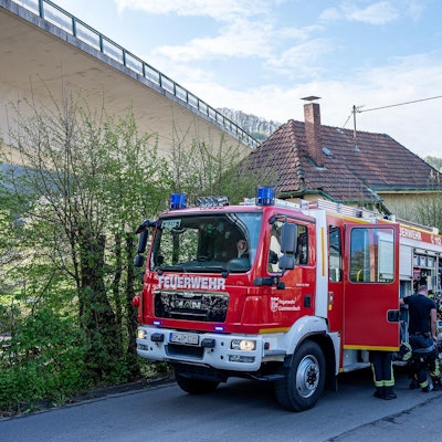 Ein Feuerwehrauto vor einem Haus.