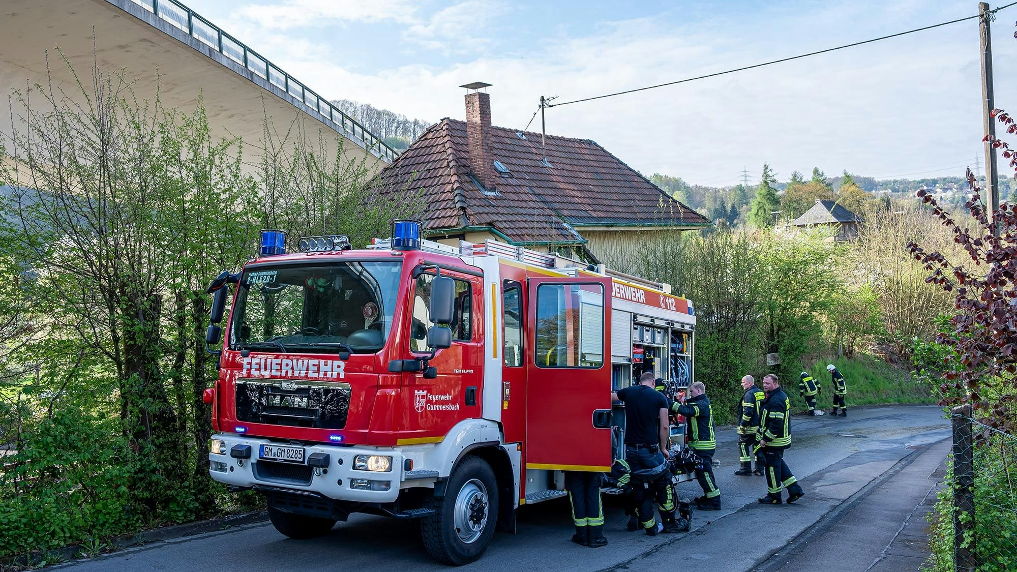 Blaulichter leuchten an einem Einsatzfahrzeug der Feuerwehr.