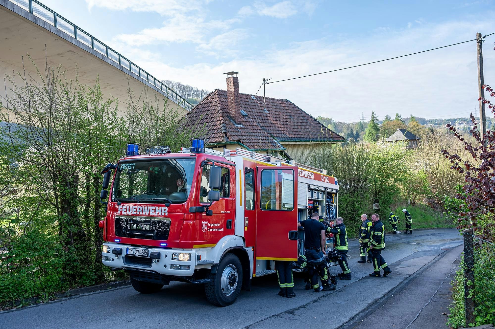 Ein Feuerwehrauto vor einem Haus.