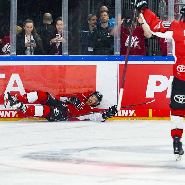 Gregor MacLeod (liegend) hat nach Vorarbeit von Justin Schütz das 2:1-Siegtor in er Verlängerung erzielt.
