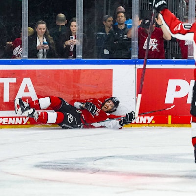 Gregor MacLeod (liegend) hat nach Vorarbeit von Justin Schütz das 2:1-Siegtor in er Verlängerung erzielt.