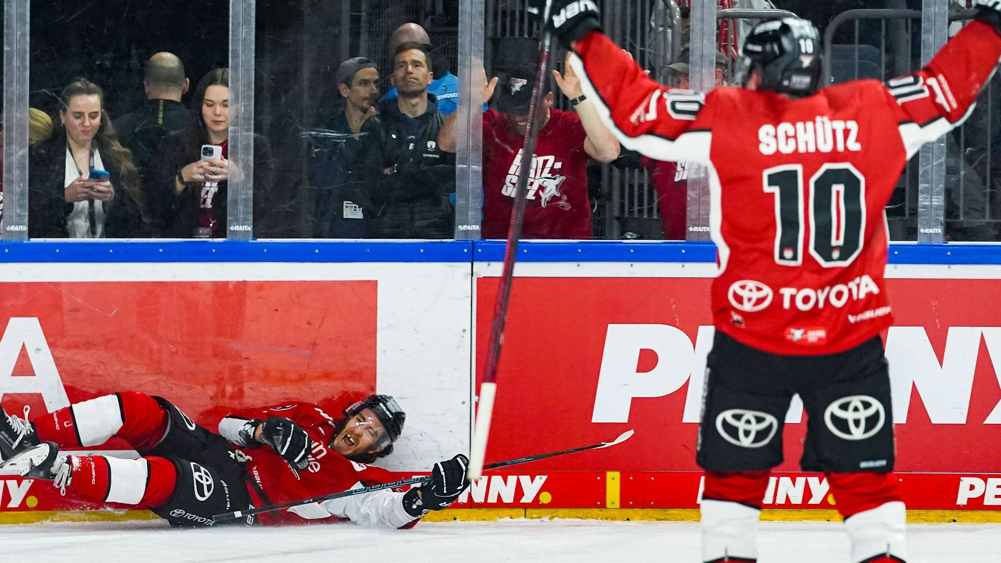 Gregor MacLeod (liegend) hat nach Vorarbeit von Justin Schütz das 2:1-Siegtor in er Verlängerung erzielt.