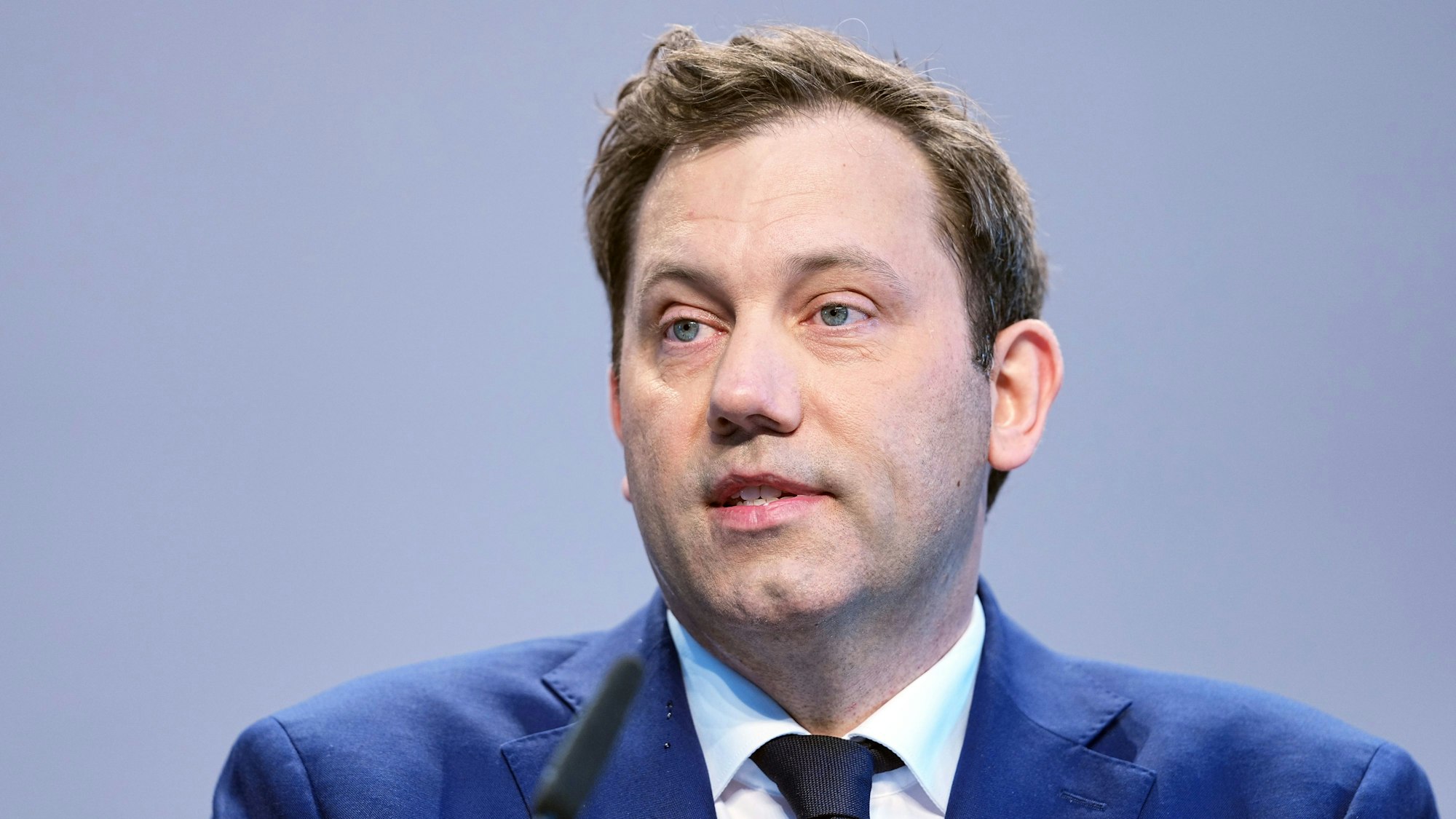 Lars Klingbeil, SPD-Bundesvorsitzender, spricht bei einer Pressekonferenz der Parteivorsitzenden von Union und SPD zur Vorstellung des Koalitionsvertrages. (Archivbild)