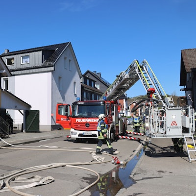 Auch die Drehleiter wurde am Vormittag des Ostersonntags zu dem Brand im Gummersbacher Stadtteil Derschlag gerufen.