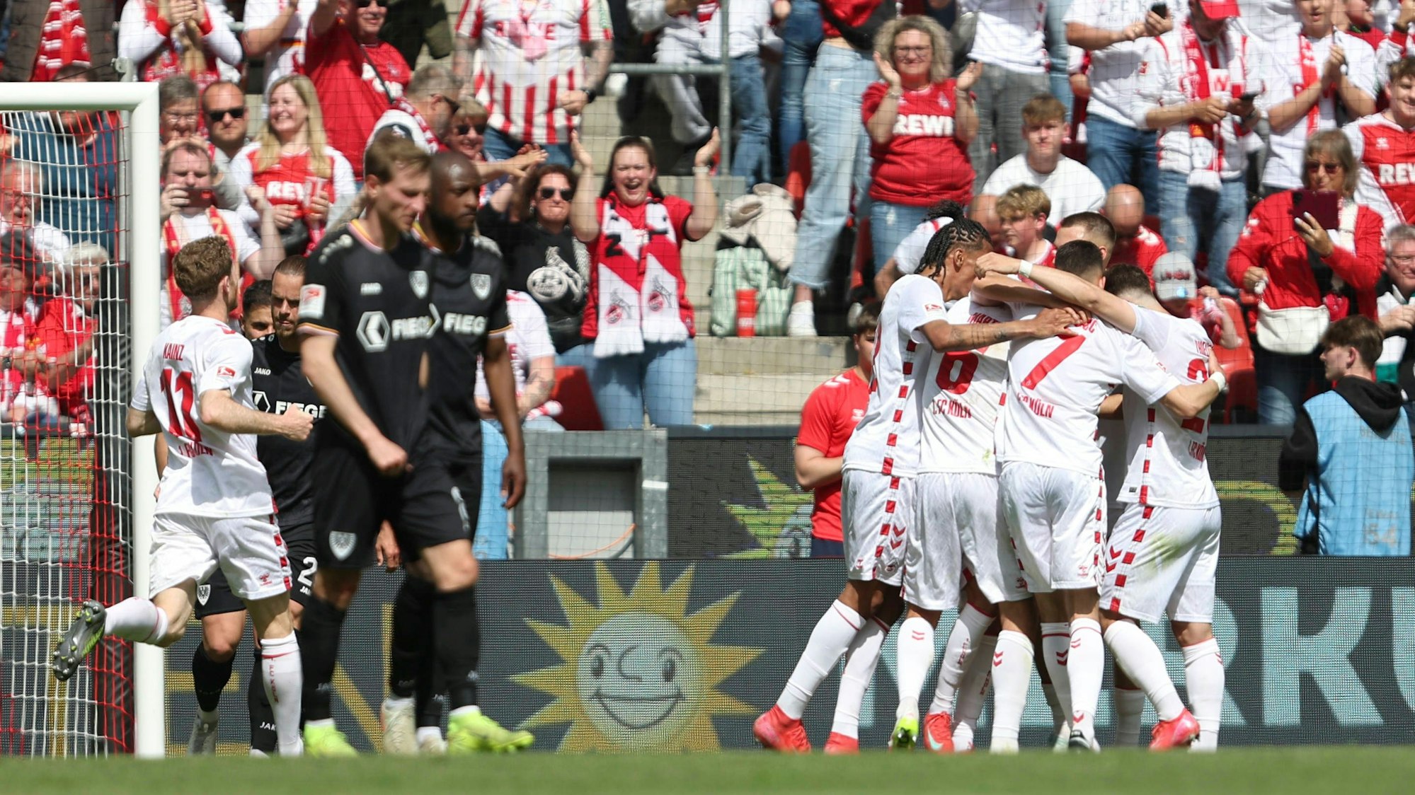 Der Aufstieg ist ganz nahe: Der FC feiert Luca Waldschmidt für sein 2:1 und einen 3:1-Heimsieg gegen Preußen Münster im RheinEnergieStadion.