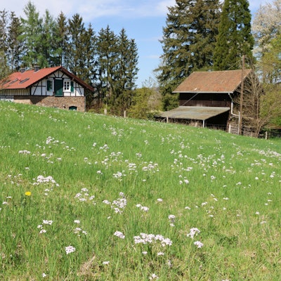 Malerische Ausblicke bieten sich beim „Geo-Egging“ in Engelskirchen viele, zum Beispiel oberhalb der Ortschaft Miebach.