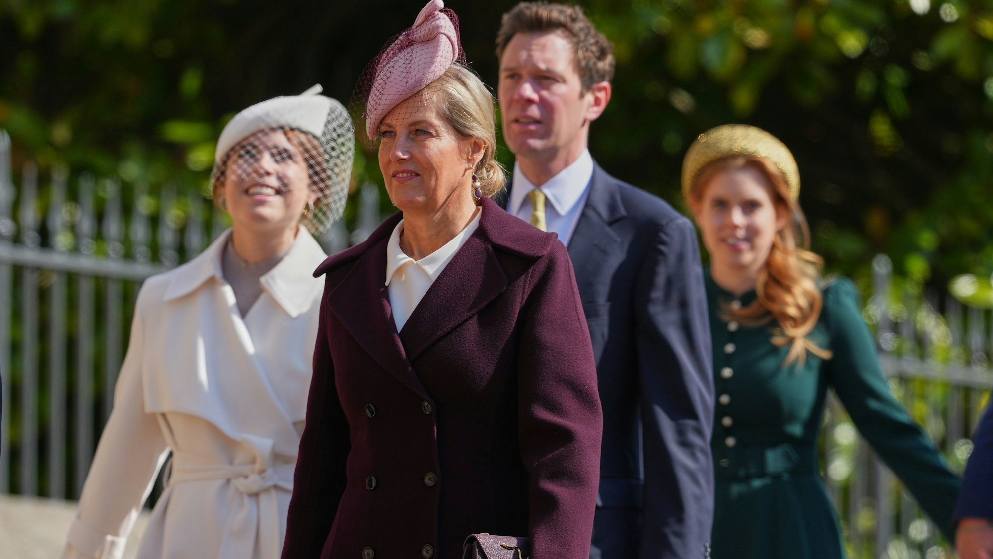 Sophie, Herzogin von Edinburgh (vorne), kommt mit Prinzessin Eugenie (l) und Ehemann Jack Brooksbank sowie Prinzessin Beatrice zum Ostermatine-Gottesdienst in der St. George's Chapel auf Schloss Windsor.