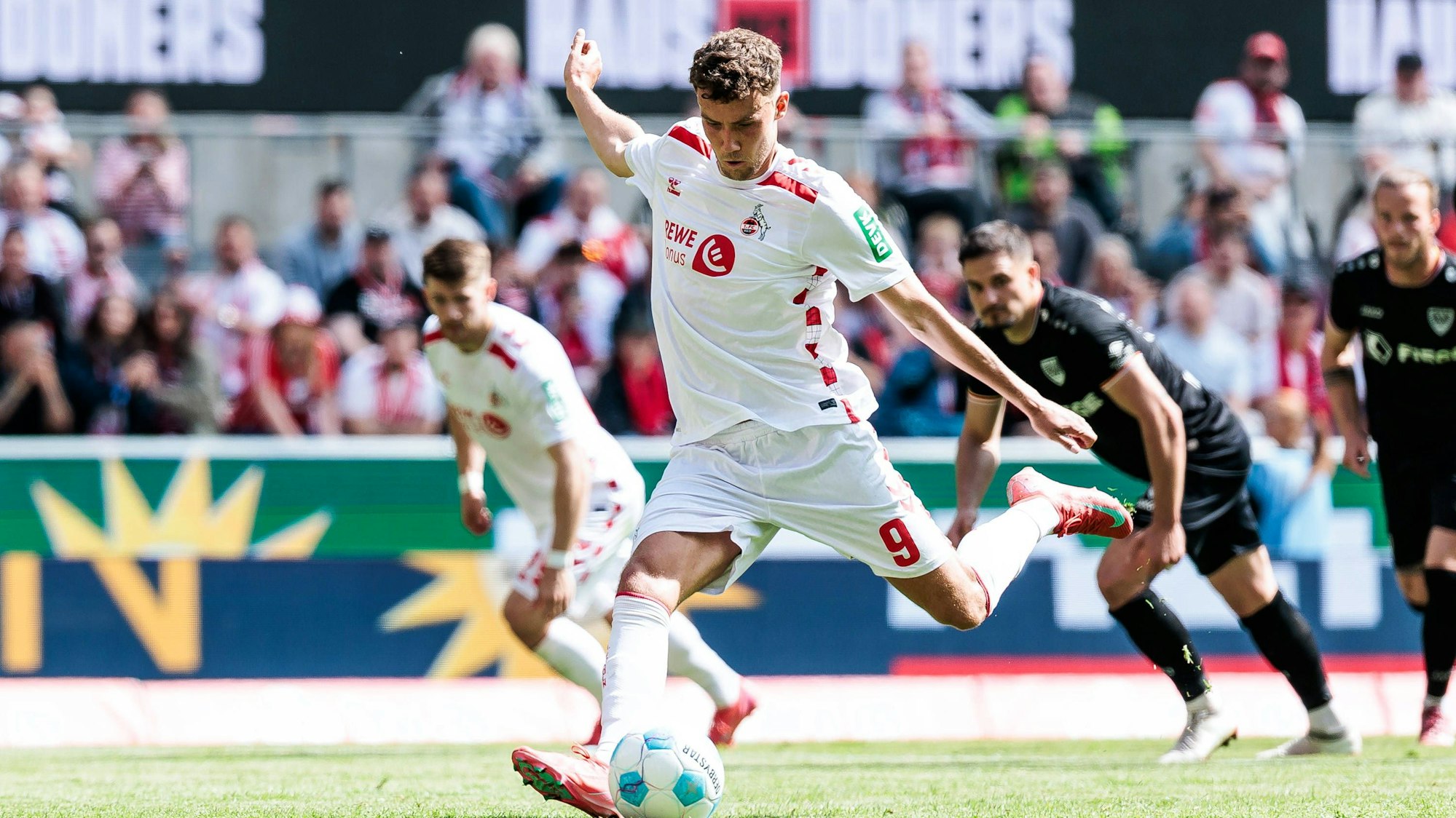 Luca Waldschmidt verwandelt den Handelfmeter zum 2:1.