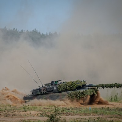 Ein Leopard-2-Kampfpanzer der Bundeswehr nimmt zum Abschluss an der Nato-Übung Quadriga 2024 teil. (Archivbild)