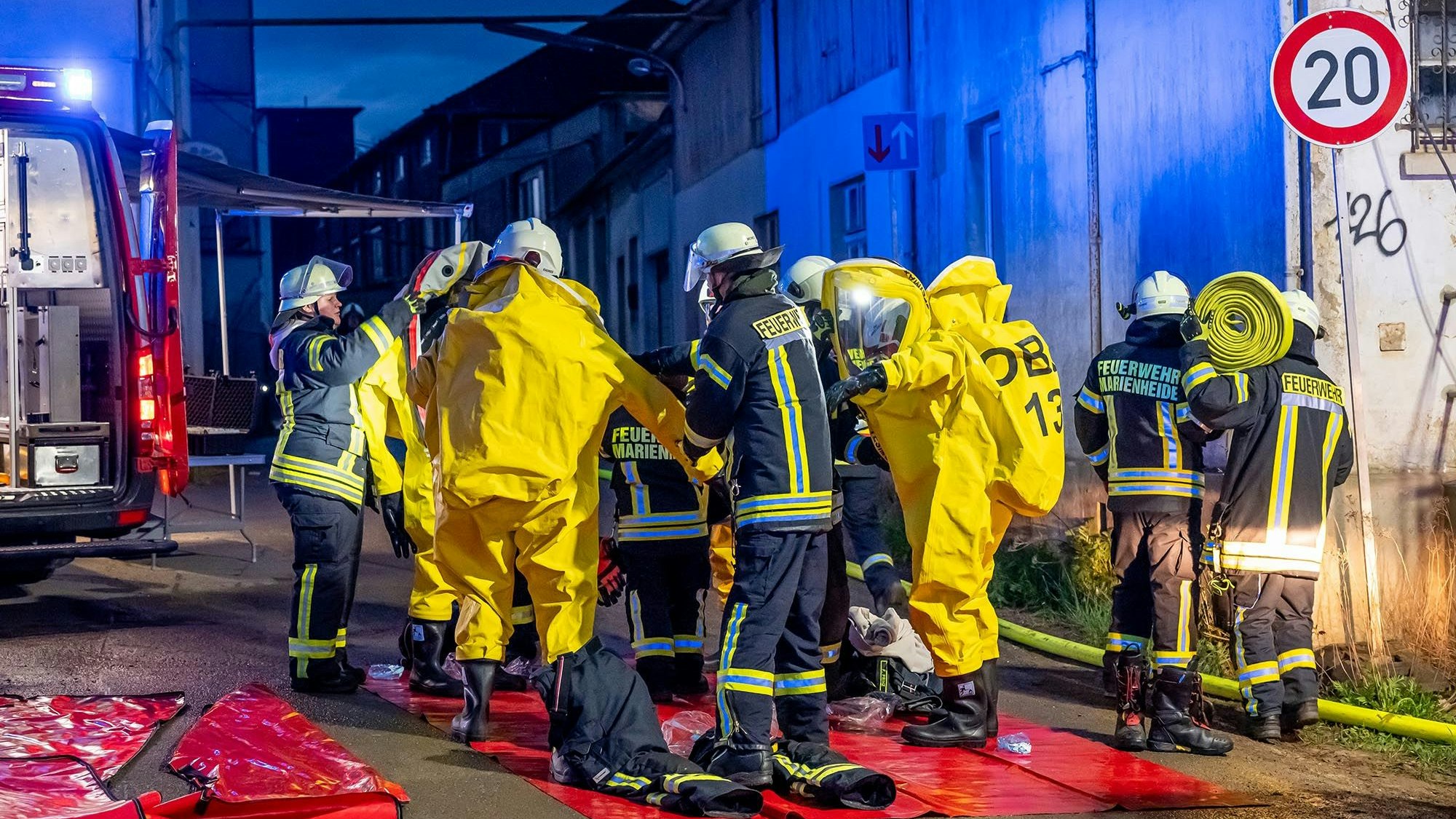 Feuerwehrleute am Einsatzort.