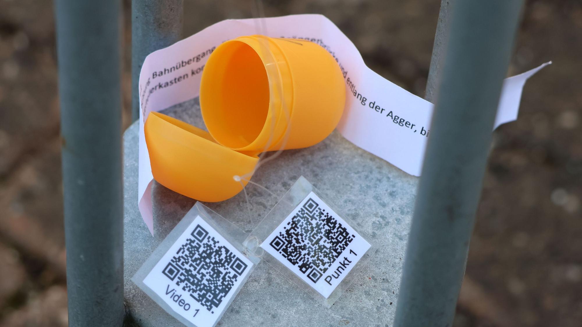 An der Christuskirche mitten in Engelskirchen ist nicht nur der Start für die „Geo-Egging“-Tour, dort finden sich auch die ersten QR-Codes.