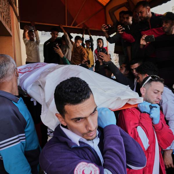 Trauernde tragen die Leichen von acht Rettungssanitätern des Roten Halbmonds, die nach einem israelischen Angriff in Rafah geborgen wurden. (Archivbild)