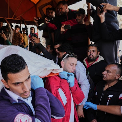 Trauernde tragen die Leichen von acht Rettungssanitätern des Roten Halbmonds, die nach einem israelischen Angriff in Rafah geborgen wurden. (Archivbild)