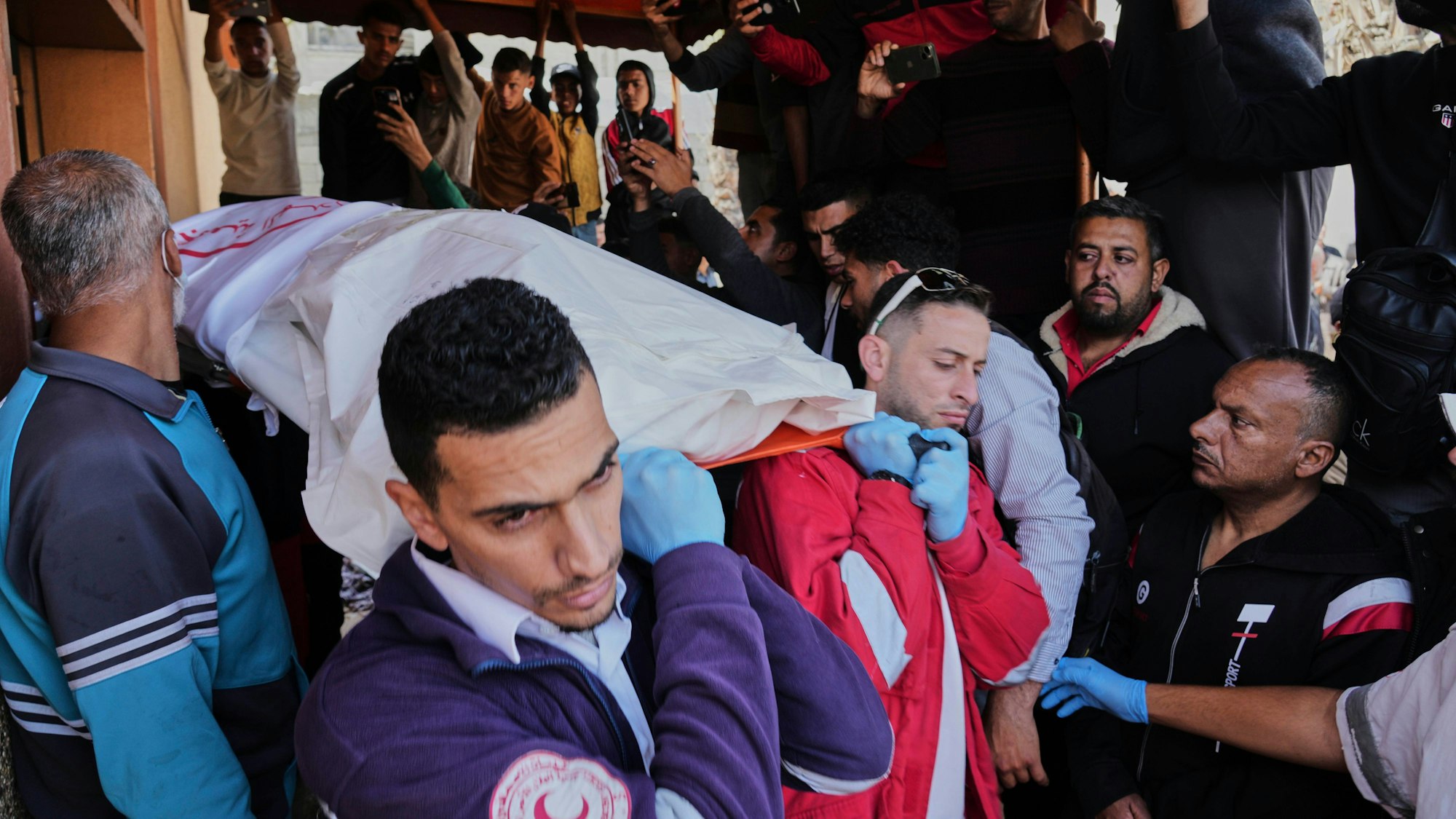 Trauernde tragen die Leichen von acht Rettungssanitätern des Roten Halbmonds, die nach einem israelischen Angriff in Rafah geborgen wurden. (Archivbild)