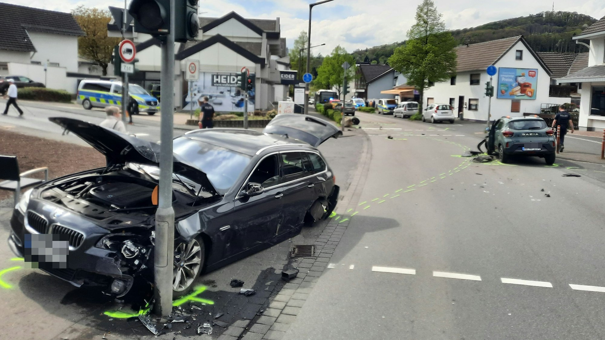 Bei dem Unfall auf der Königswinterer Straße wurden am Sonntagnachmittag sechs Personen verletzt, die Fahrerin des Dacia (rechts) erlitt schwere Verletzungen.