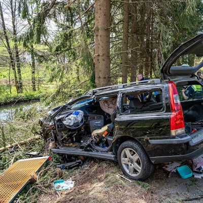Bei einem Alleinunfall in der Nähe der Marienheider Ortschaft Dürhölzen wurde ein 22 Jahre alter Autofahrer aus der Gemeinde Lindlar am Ostersonntag schwerstverletzt.