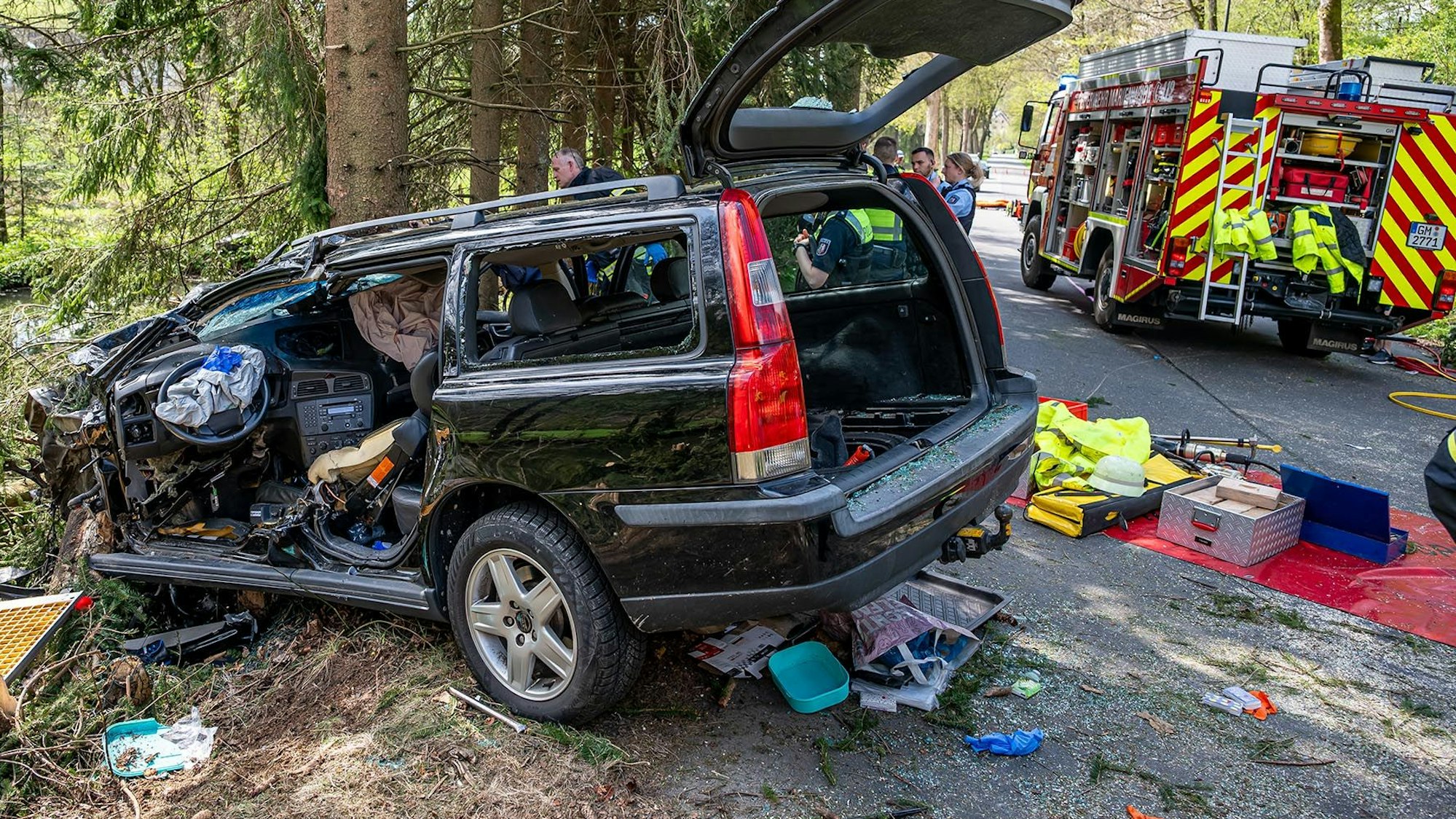 Bei einem Alleinunfall in der Nähe der Marienheider Ortschaft Dürhölzen wurde ein 22 Jahre alter Autofahrer aus der Gemeinde Lindlar am Ostersonntag schwerstverletzt.