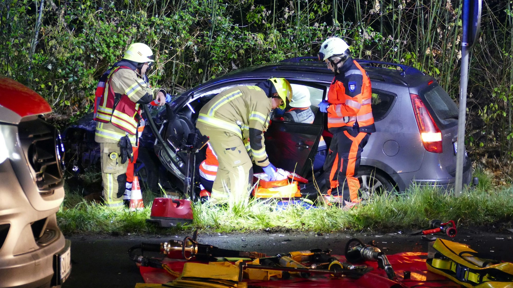 Rettungskräfte neben dem Hyundai, der nach dem Zusammenstoß im Graben gelandet war.