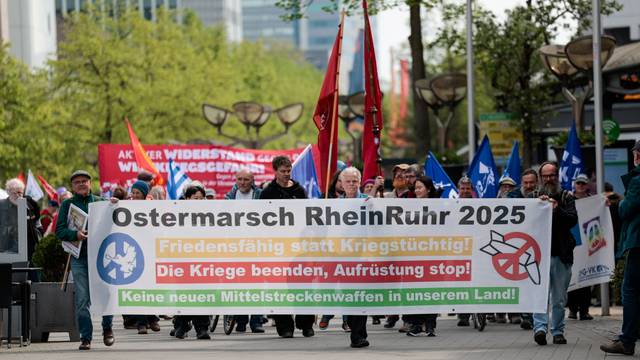 19.04.2025, Nordrhein-Westfalen, Duisburg: Teilnehmer des Ostermarsches RheinRuhr ziehen durch die Innenstadt. Auch 2025 fanden unter dem Eindruck des Krieges Russlands gegen die Ukraine bundesweit zahlreiche Ostermärsche statt. Foto: Thomas Banneyer/dpa +++ dpa-Bildfunk +++