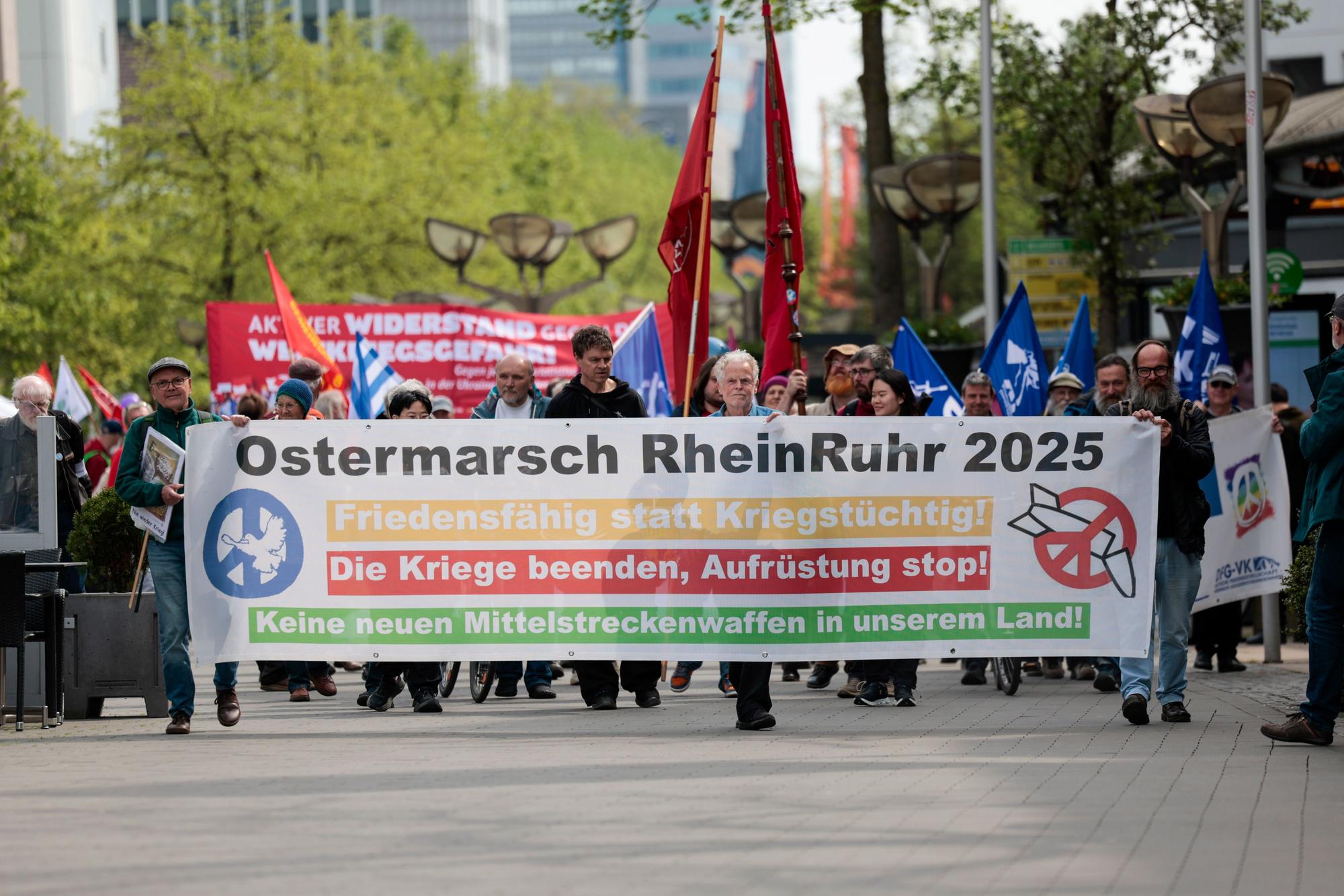 19.04.2025, Nordrhein-Westfalen, Duisburg: Teilnehmer des Ostermarsches RheinRuhr ziehen durch die Innenstadt. Auch 2025 fanden unter dem Eindruck des Krieges Russlands gegen die Ukraine bundesweit zahlreiche Ostermärsche statt. Foto: Thomas Banneyer/dpa +++ dpa-Bildfunk +++