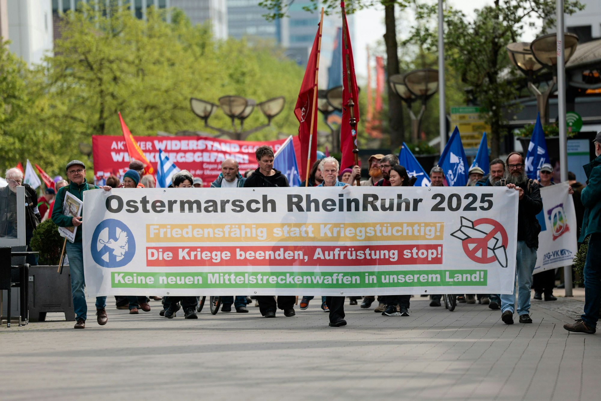 19.04.2025, Nordrhein-Westfalen, Duisburg: Teilnehmer des Ostermarsches RheinRuhr ziehen durch die Innenstadt. Auch 2025 fanden unter dem Eindruck des Krieges Russlands gegen die Ukraine bundesweit zahlreiche Ostermärsche statt. Foto: Thomas Banneyer/dpa +++ dpa-Bildfunk +++