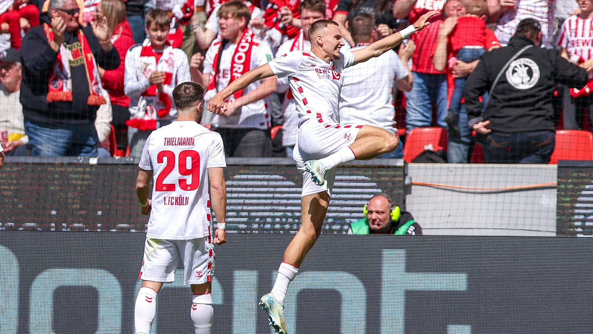 Luftsprung: Tim Lemperle hebt nach seinem ersten Zweitliga-Treffer seit Dezember 2024 ab.