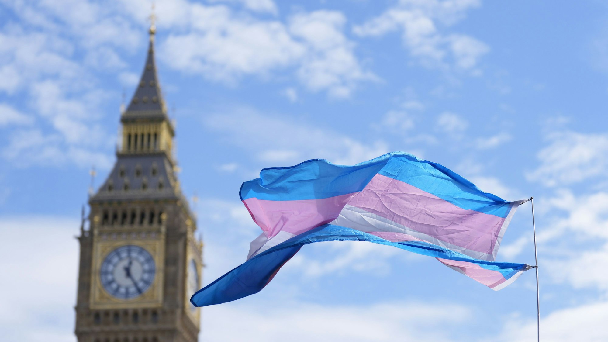 Eine Transfahne ist vor dem Glockenturm Big Ben zu sehen. (Archivbild)