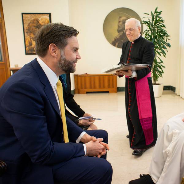 HANDOUT - 20.04.2025, Vatikan, Vatikanstadt: Papst Franziskus empfängt US-Vizepräsident JD Vance (l), bevor er den Segen Urbi et Orbi (lateinisch für "für die Stadt und die Welt") am Ende der Ostermesse unter dem Vorsitz von Kardinal Comastri auf dem Petersplatz im Vatikan erteilt; in der Mitte der Leiter des päpstlichen Hauses, Bischof Leonardo Sapienza. Foto: Vatican Media/Vatican Media/AP/dpa - ACHTUNG: Nur zur redaktionellen Verwendung im Zusammenhang mit einer Berichterstattung und nur mit vollständiger Nennung des vorstehenden Credits +++ dpa-Bildfunk +++