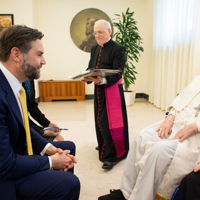 HANDOUT - 20.04.2025, Vatikan, Vatikanstadt: Papst Franziskus empfängt US-Vizepräsident JD Vance (l), bevor er den Segen Urbi et Orbi (lateinisch für "für die Stadt und die Welt") am Ende der Ostermesse unter dem Vorsitz von Kardinal Comastri auf dem Petersplatz im Vatikan erteilt; in der Mitte der Leiter des päpstlichen Hauses, Bischof Leonardo Sapienza. Foto: Vatican Media/Vatican Media/AP/dpa - ACHTUNG: Nur zur redaktionellen Verwendung im Zusammenhang mit einer Berichterstattung und nur mit vollständiger Nennung des vorstehenden Credits +++ dpa-Bildfunk +++