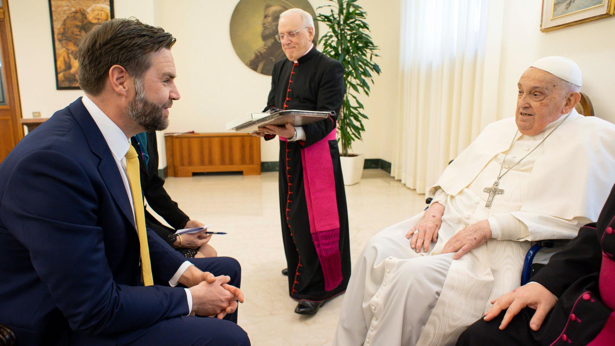 HANDOUT - 20.04.2025, Vatikan, Vatikanstadt: Papst Franziskus empfängt US-Vizepräsident JD Vance (l), bevor er den Segen Urbi et Orbi (lateinisch für "für die Stadt und die Welt") am Ende der Ostermesse unter dem Vorsitz von Kardinal Comastri auf dem Petersplatz im Vatikan erteilt; in der Mitte der Leiter des päpstlichen Hauses, Bischof Leonardo Sapienza. Foto: Vatican Media/Vatican Media/AP/dpa - ACHTUNG: Nur zur redaktionellen Verwendung im Zusammenhang mit einer Berichterstattung und nur mit vollständiger Nennung des vorstehenden Credits +++ dpa-Bildfunk +++
