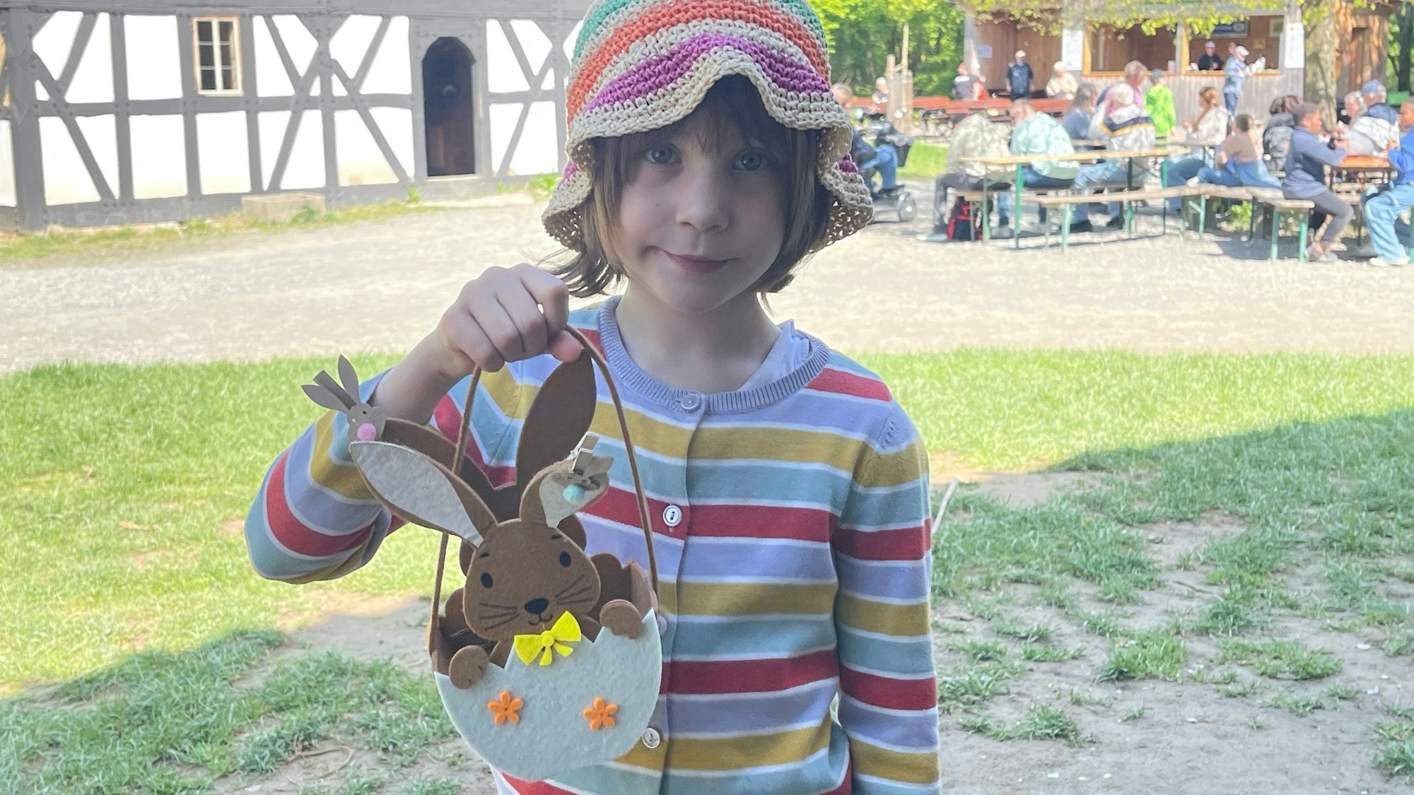 Luisa mit ihrem Osterkörbchen.