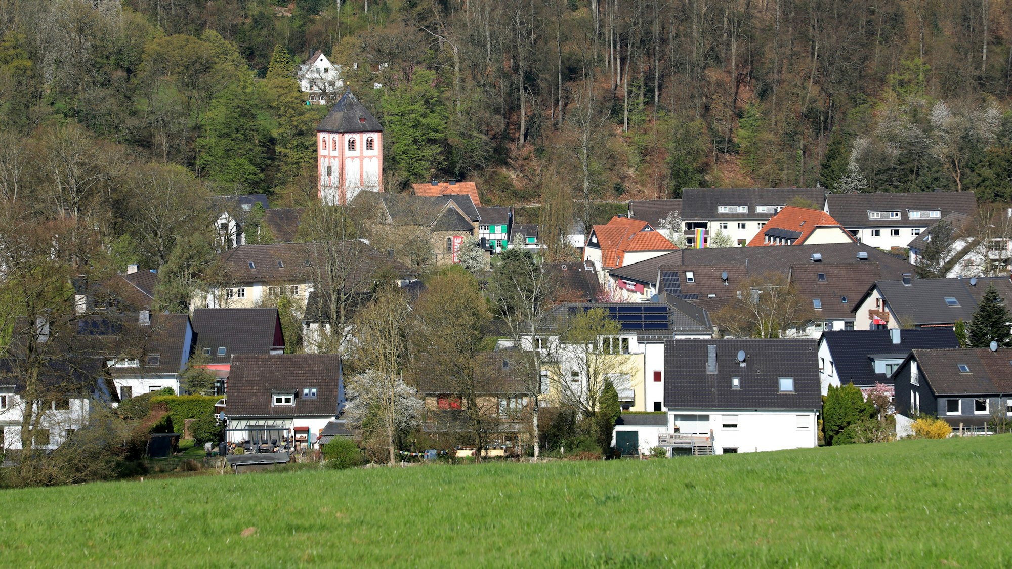 Der Odenthaler Ortskern vom Friedhof bei Selbach aus gesehen.