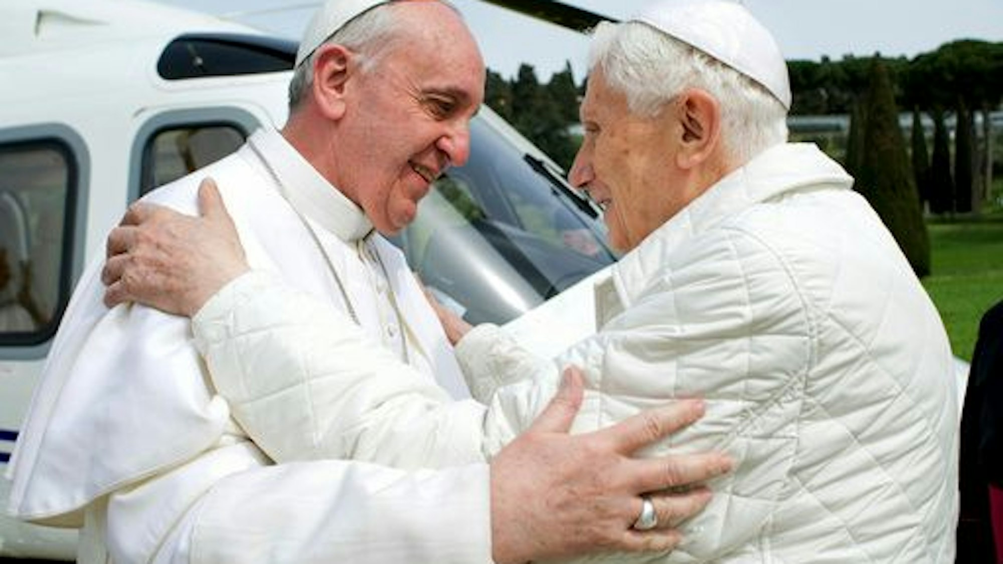 Papst Franziskus, links, trifft den emeritierten Papst Benedikt XVI. in Castel Gandolfo.