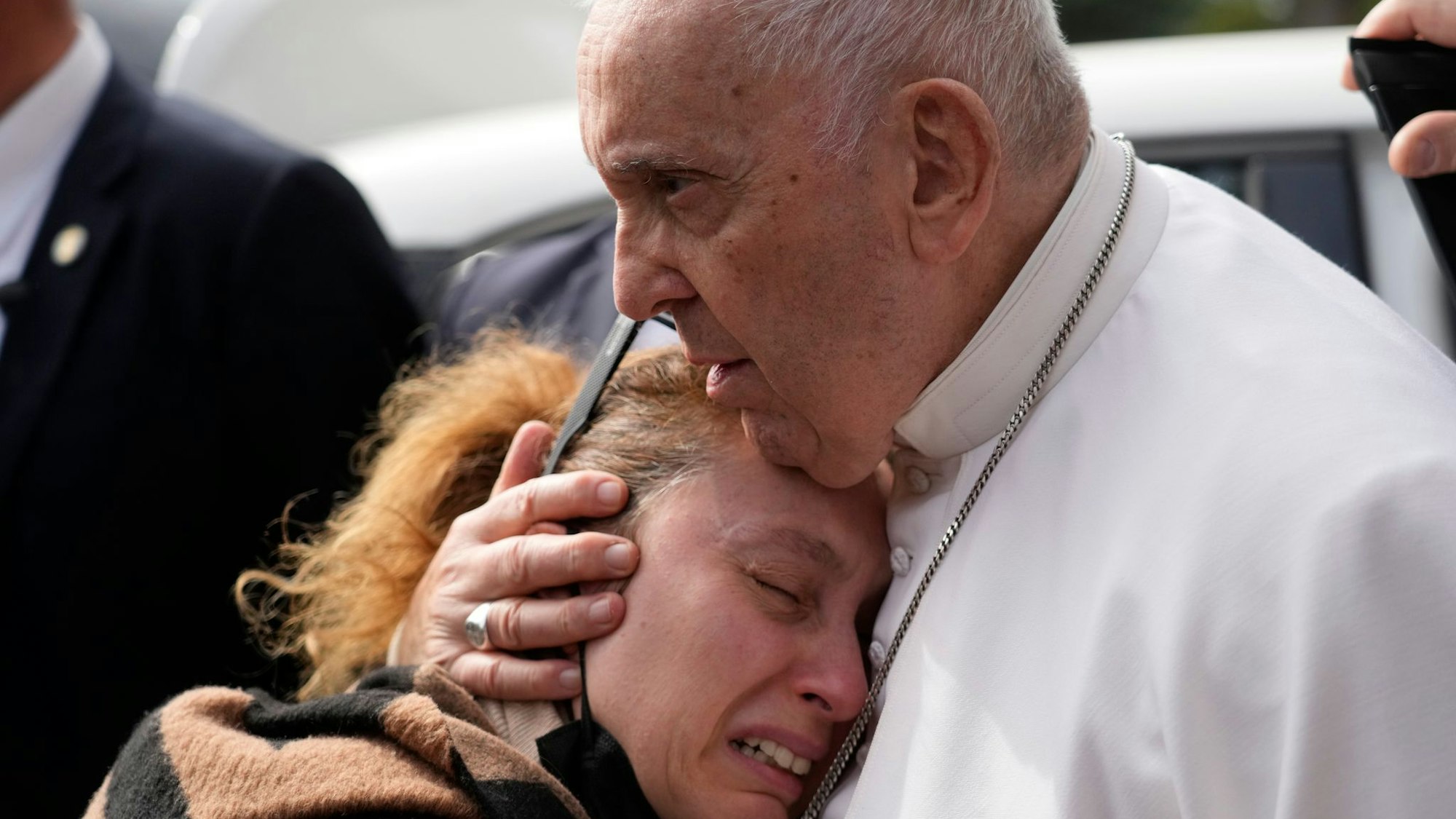 Papst Franziskus tröstet eine weinende Frau.