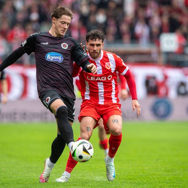 Fussball, Herren, Saison 2024/2025, 3. Liga 34. Spieltag, FC Energie Cottbus - FC Viktoria Köln 1904, v.l. Tobias Eisenhuth Viktoria Köln, Yannik Möker Energie Cottbus, 19.04. 2025, *** Soccer, Men, Season 2024 2025, 3 Liga 34 Matchday , FC Energie Cottbus FC Viktoria Köln 1904, v l Tobias Eisenhuth Viktoria Köln , Yannik Möker Energie Cottbus , 19 04 2025, Copyright: xSebastianxRäppold/MatthiasxKochx