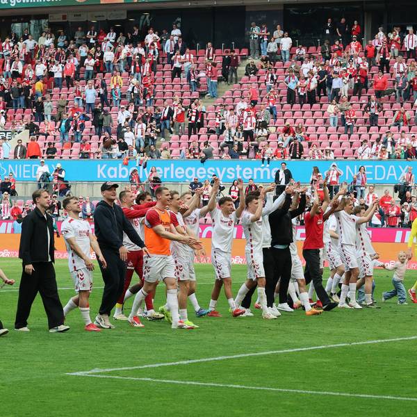 Mit Kind und Kegel und den verletzten Spielern: Die Mannschaft des 1. FC Köln feiert nach dem Spiel vor der Südtribüne.