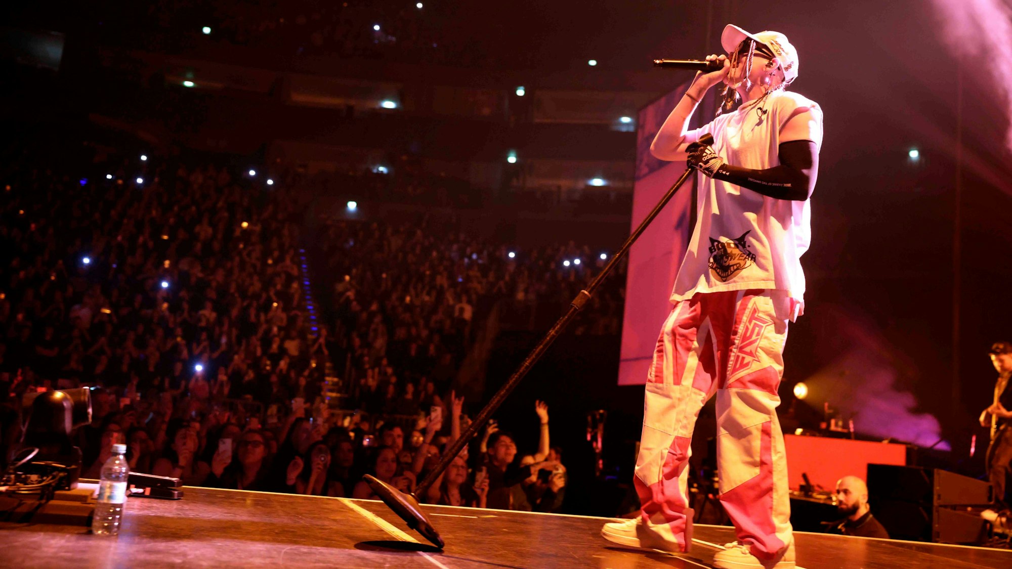 Mitchel Cave mit Mikrofon auf der Bühne der Lanxess-Arena.