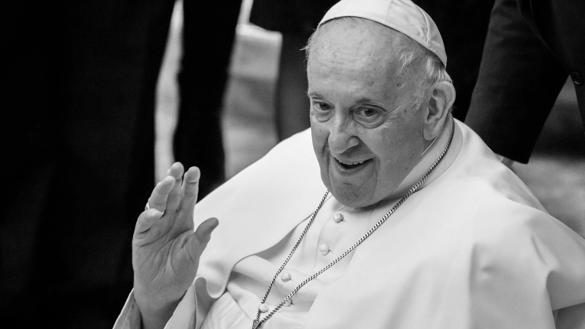 Papst Franziskus winkt während der Generalaudienz im Vatikan.