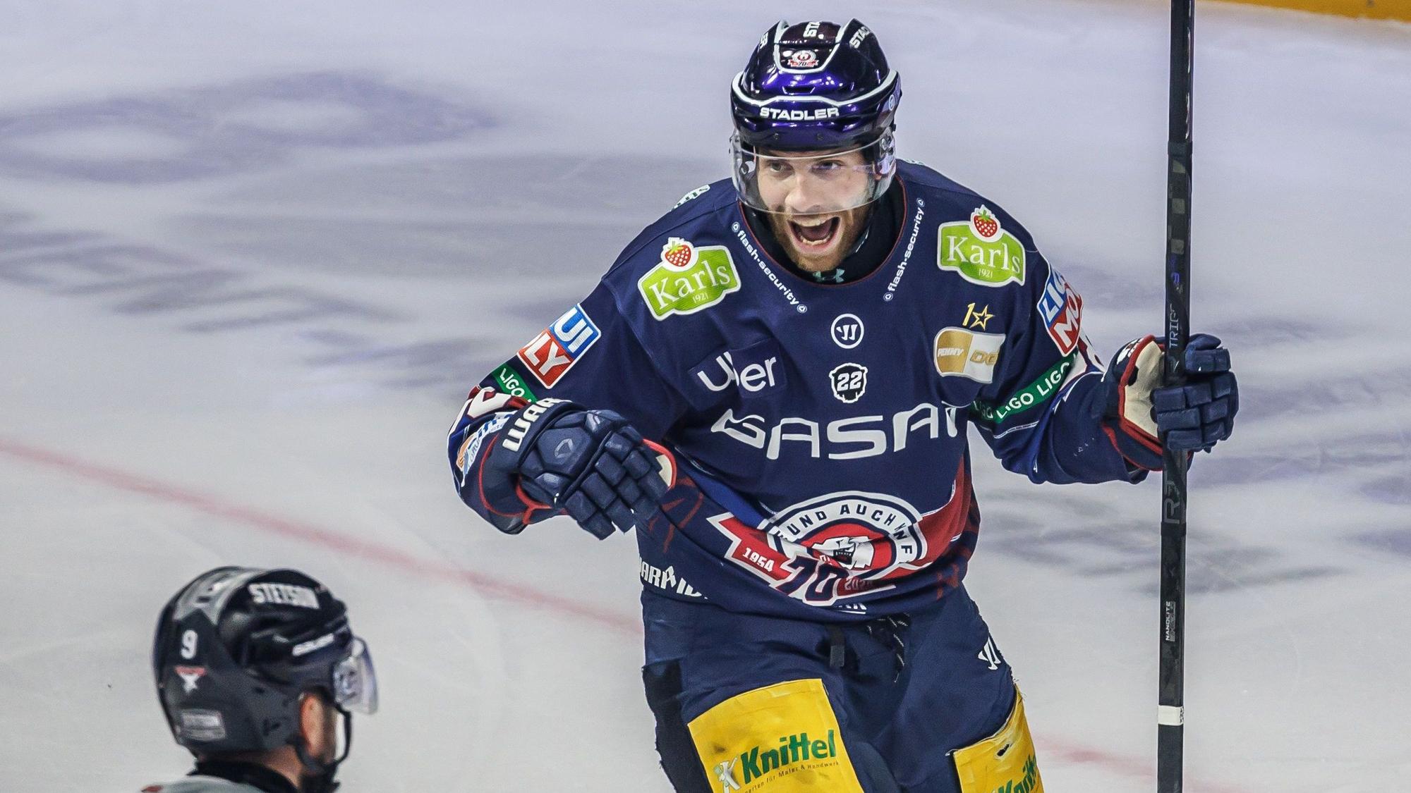 Berlins Yannick Veilleux jubelt nach 1:0 durch Pföderl. Foto: Andreas Gora/dpa +++ dpa-Bildfunk +++