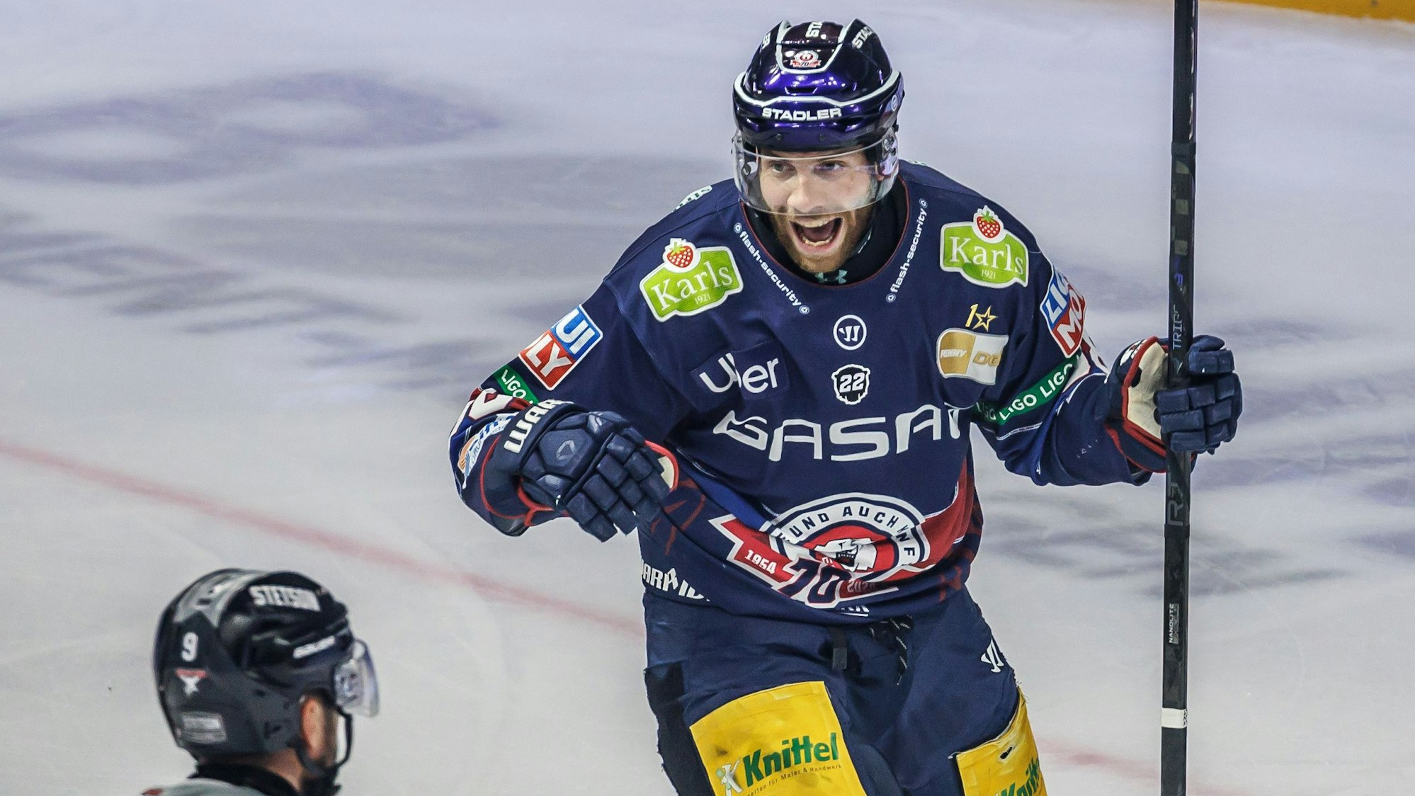 Berlins Yannick Veilleux jubelt nach 1:0 durch Pföderl. Foto: Andreas Gora/dpa +++ dpa-Bildfunk +++
