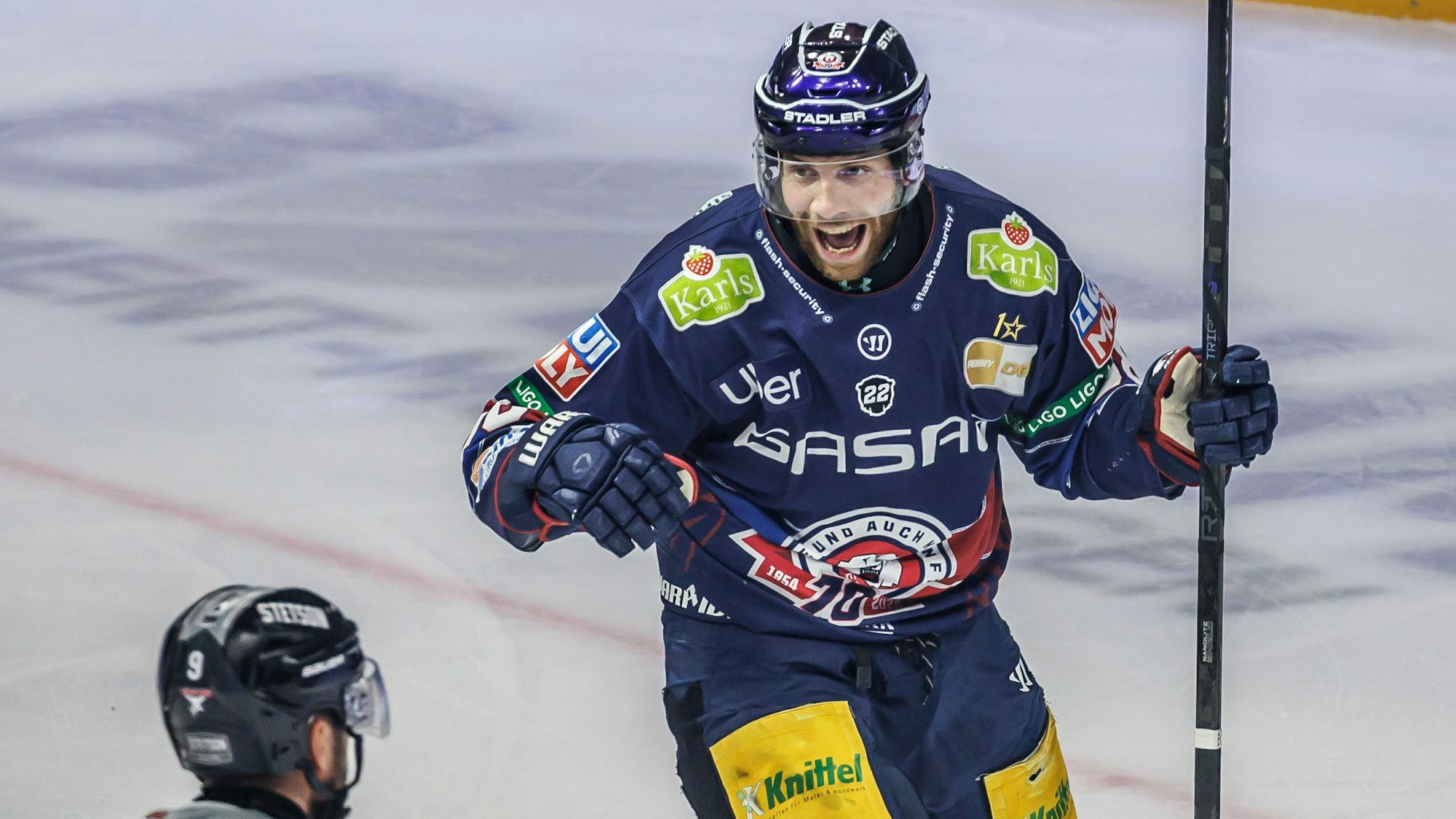 Berlins Yannick Veilleux jubelt nach 1:0 durch Pföderl. Foto: Andreas Gora/dpa +++ dpa-Bildfunk +++