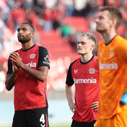 Abschiede? Jonathan Tah (l.) verlässt Bayer Leverkusen. Dem Meister droht zudem ein Abgang von Florian Wirtz (Mitte).