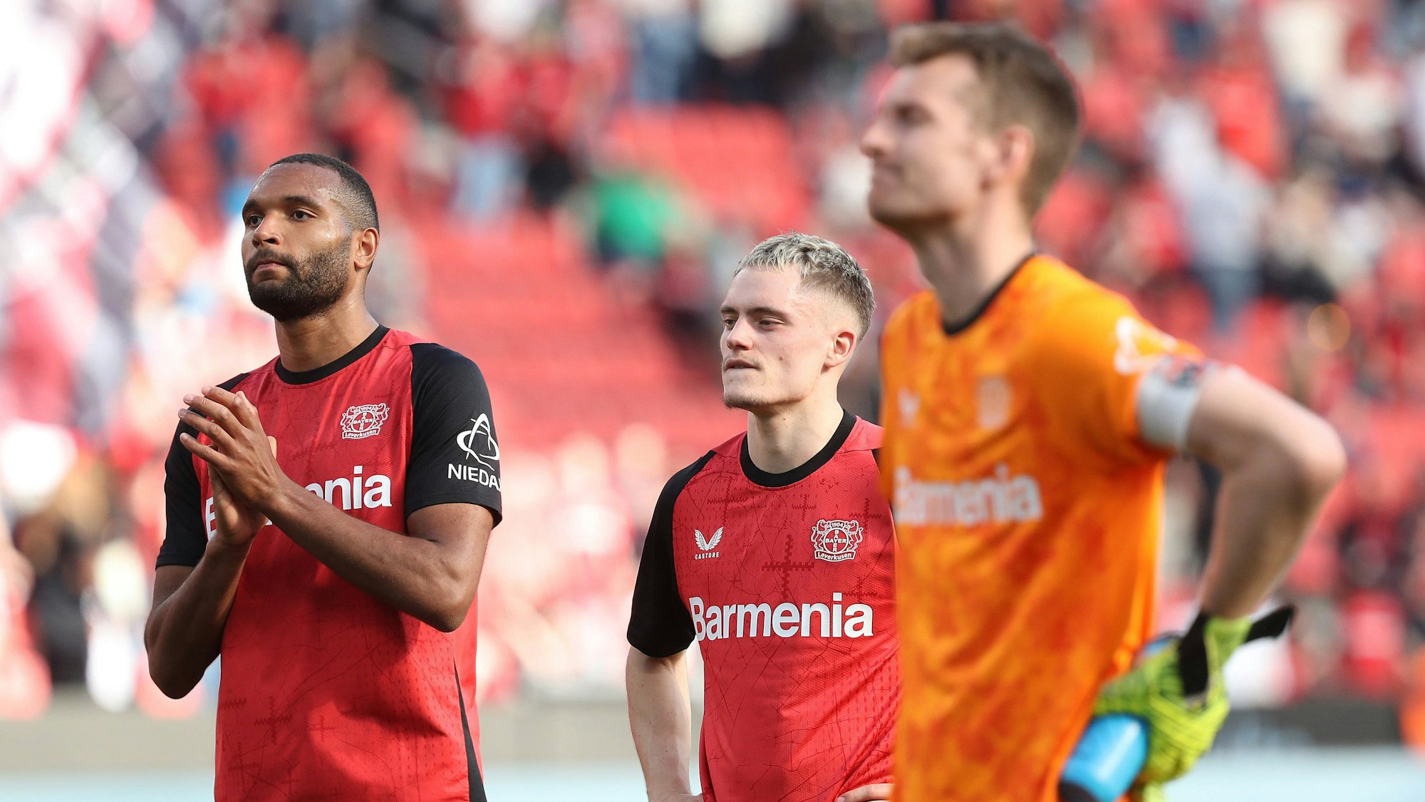 Abschiede? Jonathan Tah (l.) verlässt Bayer Leverkusen. Dem Meister droht zudem ein Abgang von Florian Wirtz (Mitte).