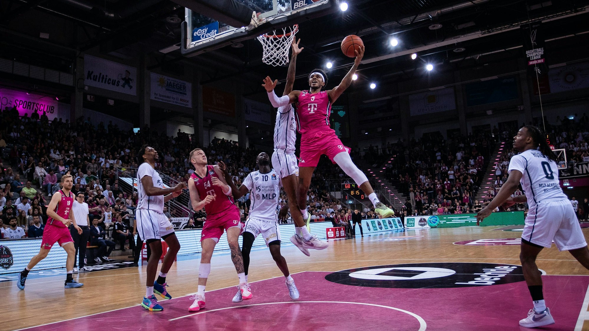 Bonns Rivaldo Soares (rechts) zieht zum Korb und schließt erfolgreich ab.