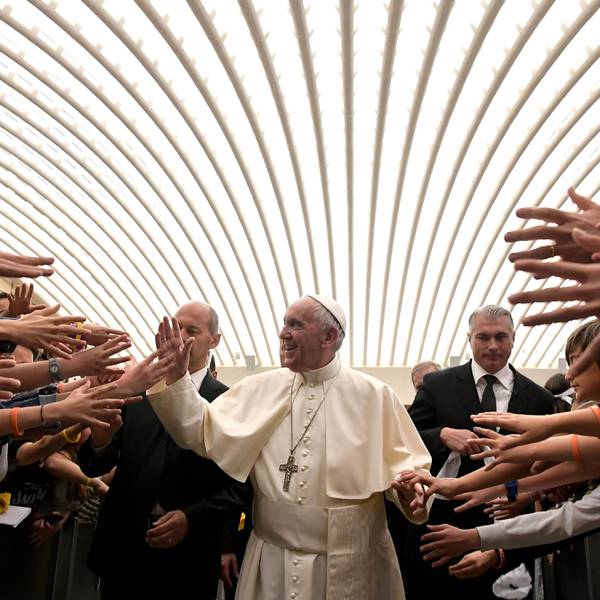 Zahlreiche Jugendliche begrüßten Papst Franziskus während einer Audienz für Mittelschulen. (Archivbild)