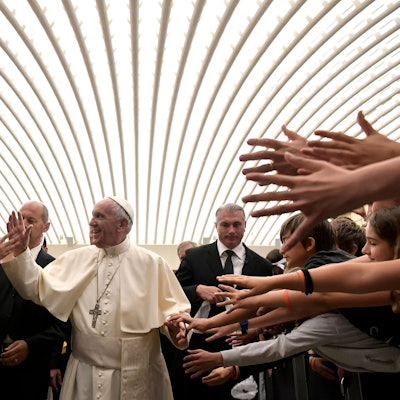 Zahlreiche Jugendliche begrüßten Papst Franziskus während einer Audienz für Mittelschulen. (Archivbild)